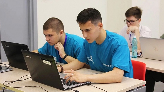 Школьники разработали нейросеть для определения строительных объектов на IT-форуме в Ханты-Мансийске