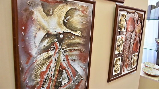 В Урае открылась выставка написанных нефтью картин