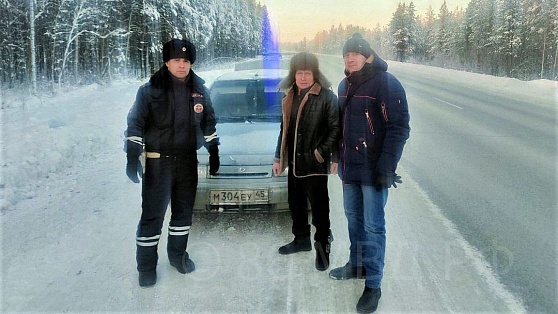На трассе в Сургутском районе полицейские пришли на помощь двоим путникам