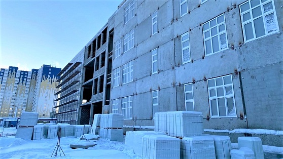 Спустя несколько лет возобновили строительство: в новом микрорайоне Сургута появится школа