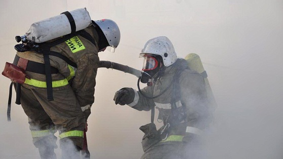 Сургутские пожарные спасли из горящего здания 12 человек