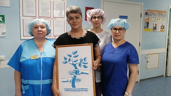 Пациентка с тяжелейшим артритом отблагодарила сургутских врачей необычным подарком