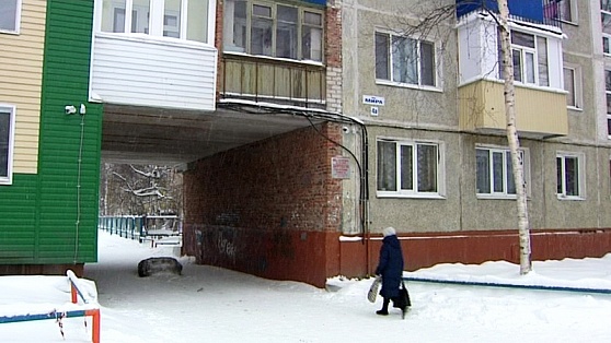 Опасна ли трещина? Жители пятиэтажки в Нижневартовске переживают, что их дом мог пострадать из-за взрыва в соседнем многоквартирнике