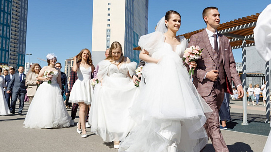 Скажи: «Да!». В Ханты-Мансийске провели церемонию массового бракосочетания