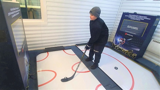 Хоккеисты Барсово отрабатывают технику на цифровом тренажёре